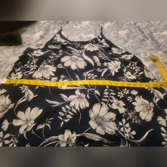 3/$25 Ladies fully lined navy blue floral camisole blouse size XL - Picture 8 of 9
